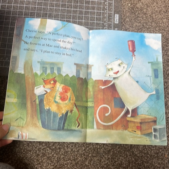 Mac & Cheese and Sammy the Seal level 1 reader books - Picture 7 of 16